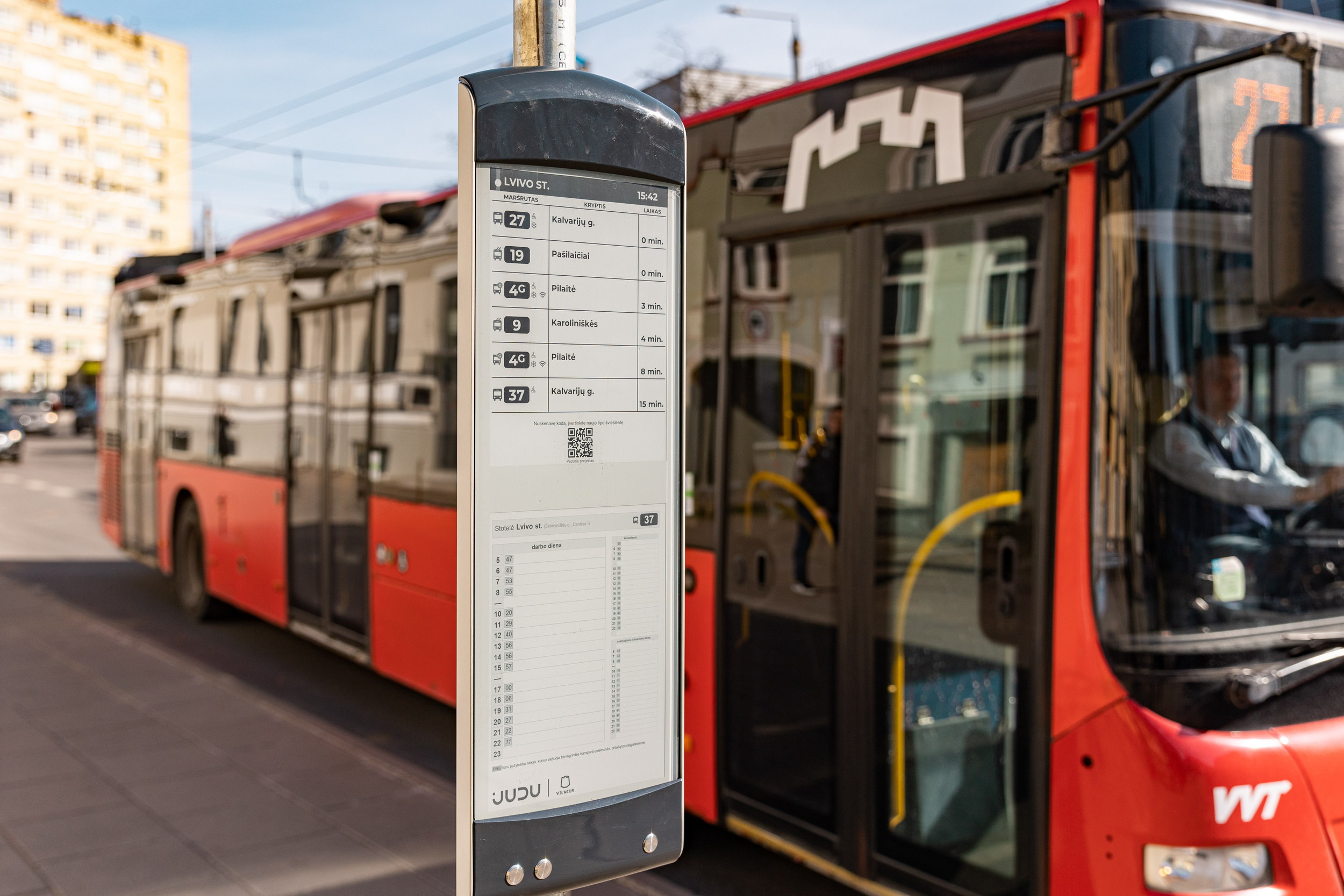 Vilniuje testuojama naujovė keleiviams: elektroniniai viešojo transporto tvarkaraščiai