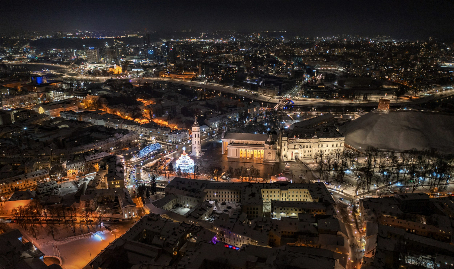 <strong>Vilnius ruošiasi šventėms: viešojo transporto tvarkaraščiai ir patarimai planuojantiems keliones automobiliu</strong>