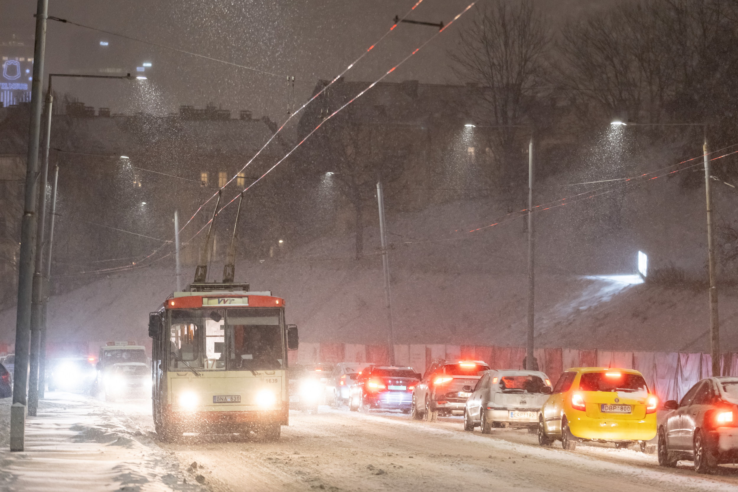 Eismas prieš Kalėdas sostinėje: kaip mieste judėti saugiau ir nestrigti spūstyse?