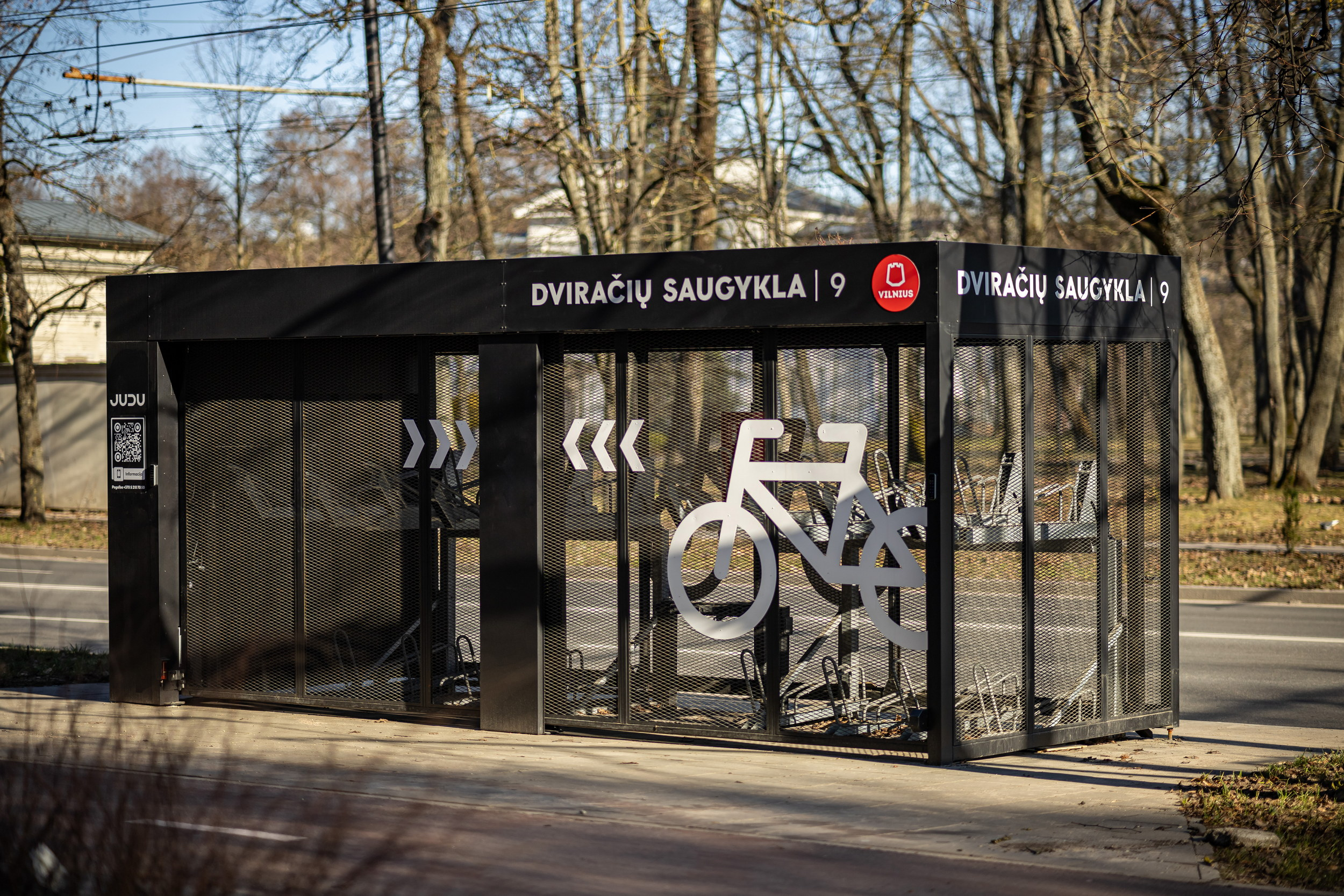 Vilniuje planuojama įrengti dar 90 dviračių saugyklų – gyventojai kviečiami balsuoti už atrinktas vietas