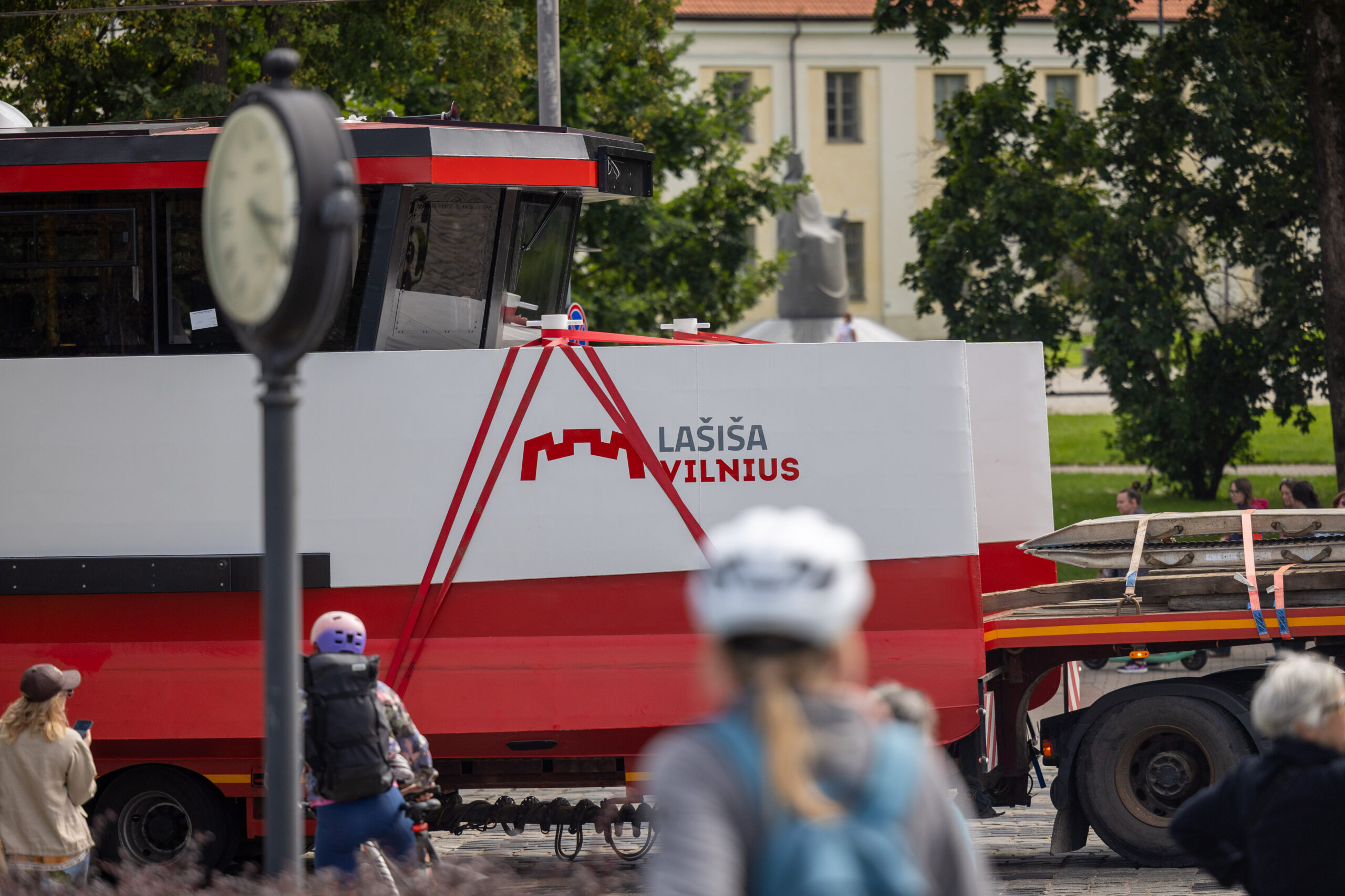 Į Vilnių atvyko antrasis elektrinis keleivinis laivas „Lašiša“ – vilniečiai galės jį išbandyti jau šį savaitgalį