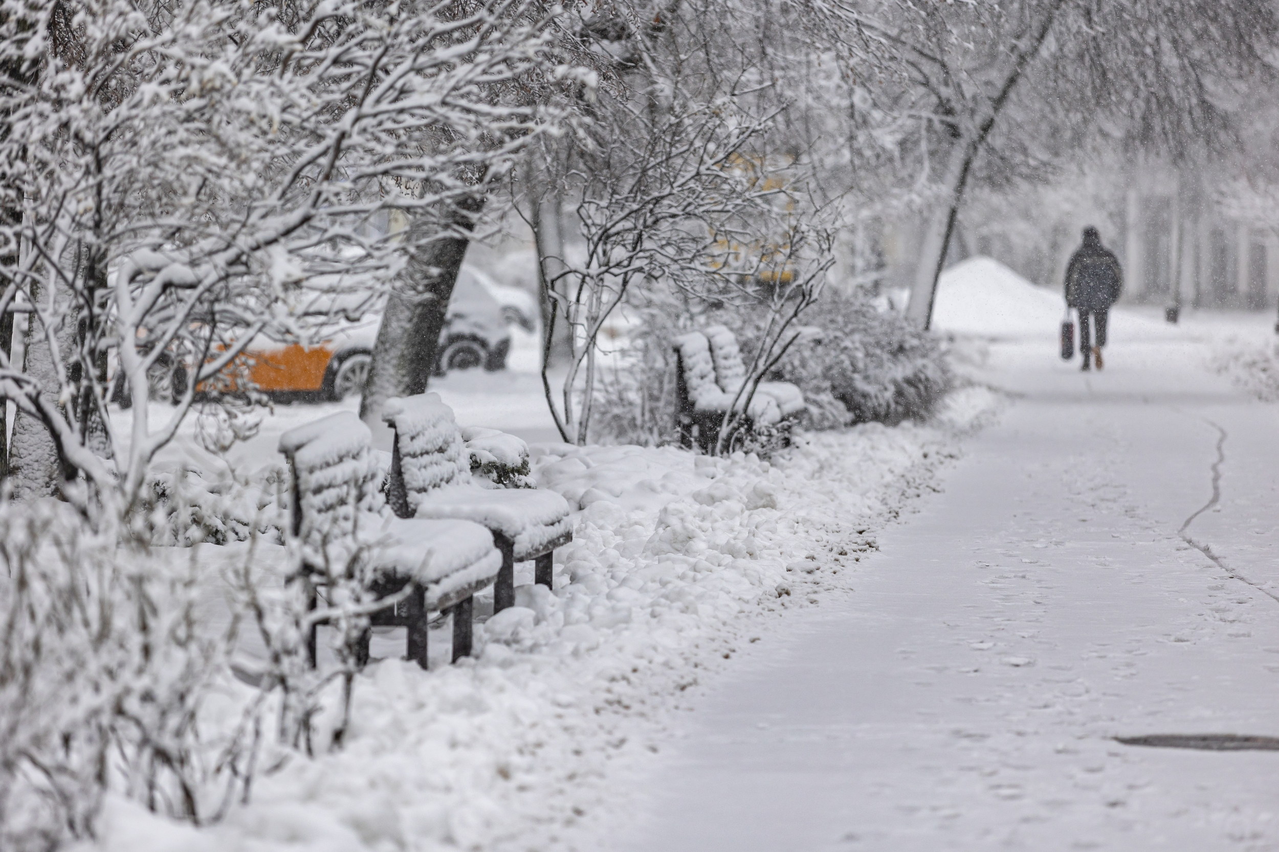 Tęsiantis snygiui, Vilniuje be perstojo gatves ir šaligatvius valo daugiau nei 400 darbuotojų, pasitelkiami papildomi rangovai