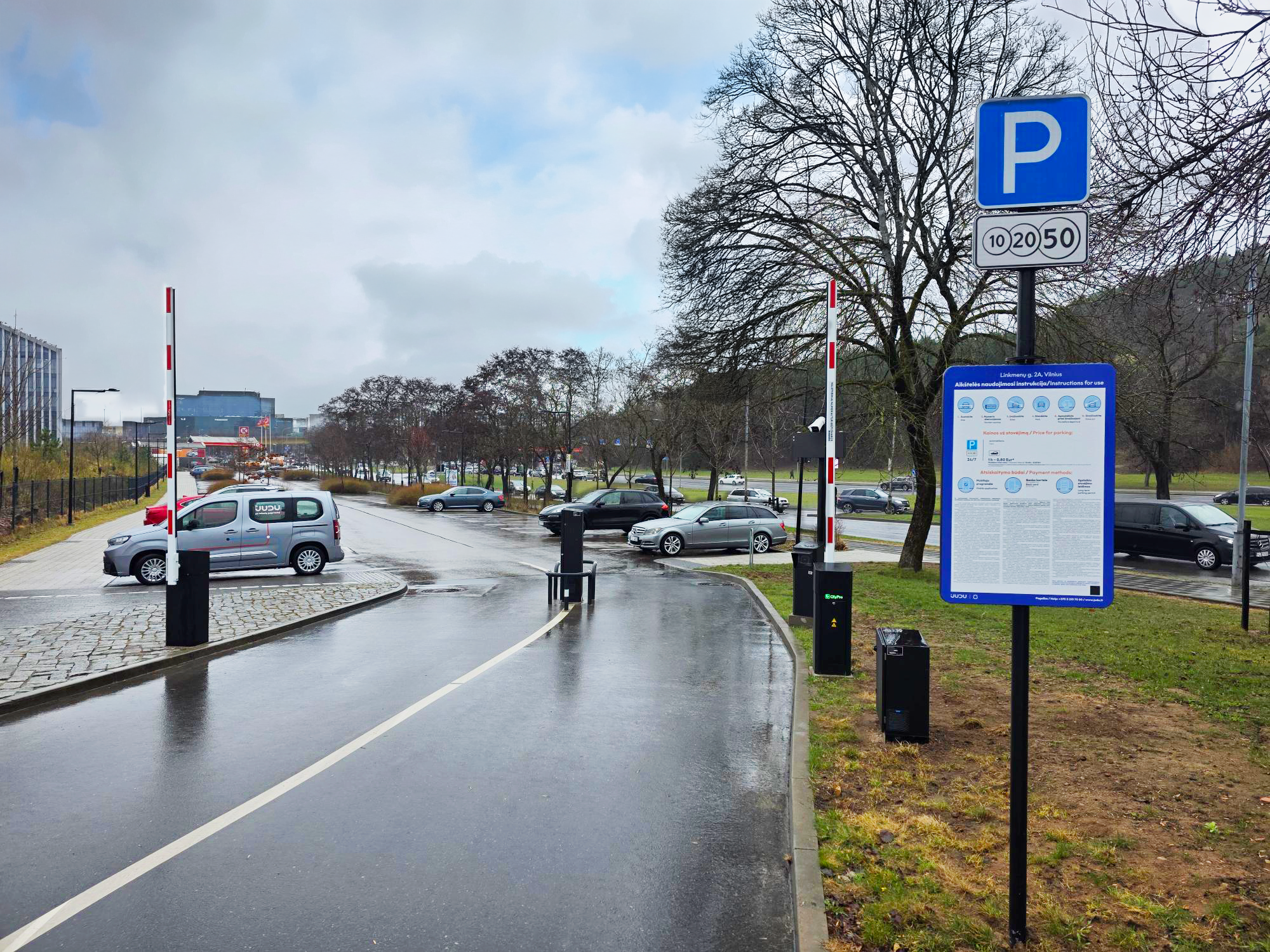 Judrioje sostinės gatvėje atidaryta nauja automobilių stovėjimo aikštelė 