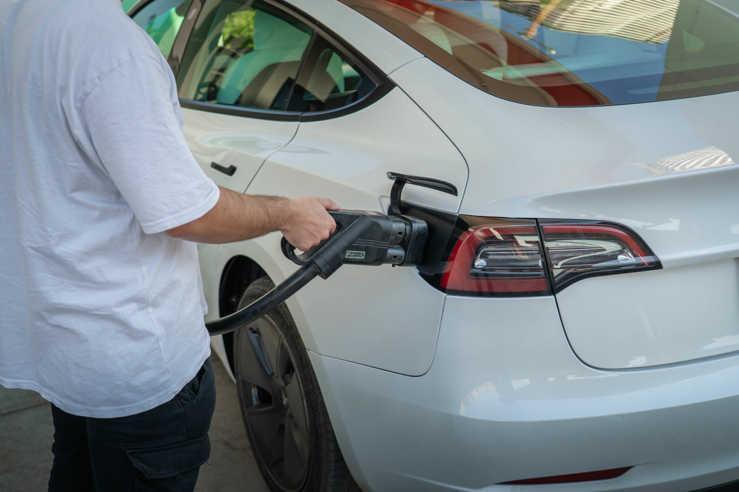 Kviečiame dalyvauti apklausoje apie elektromobilių įkrovimo stotelių plėtrą Vilniuje