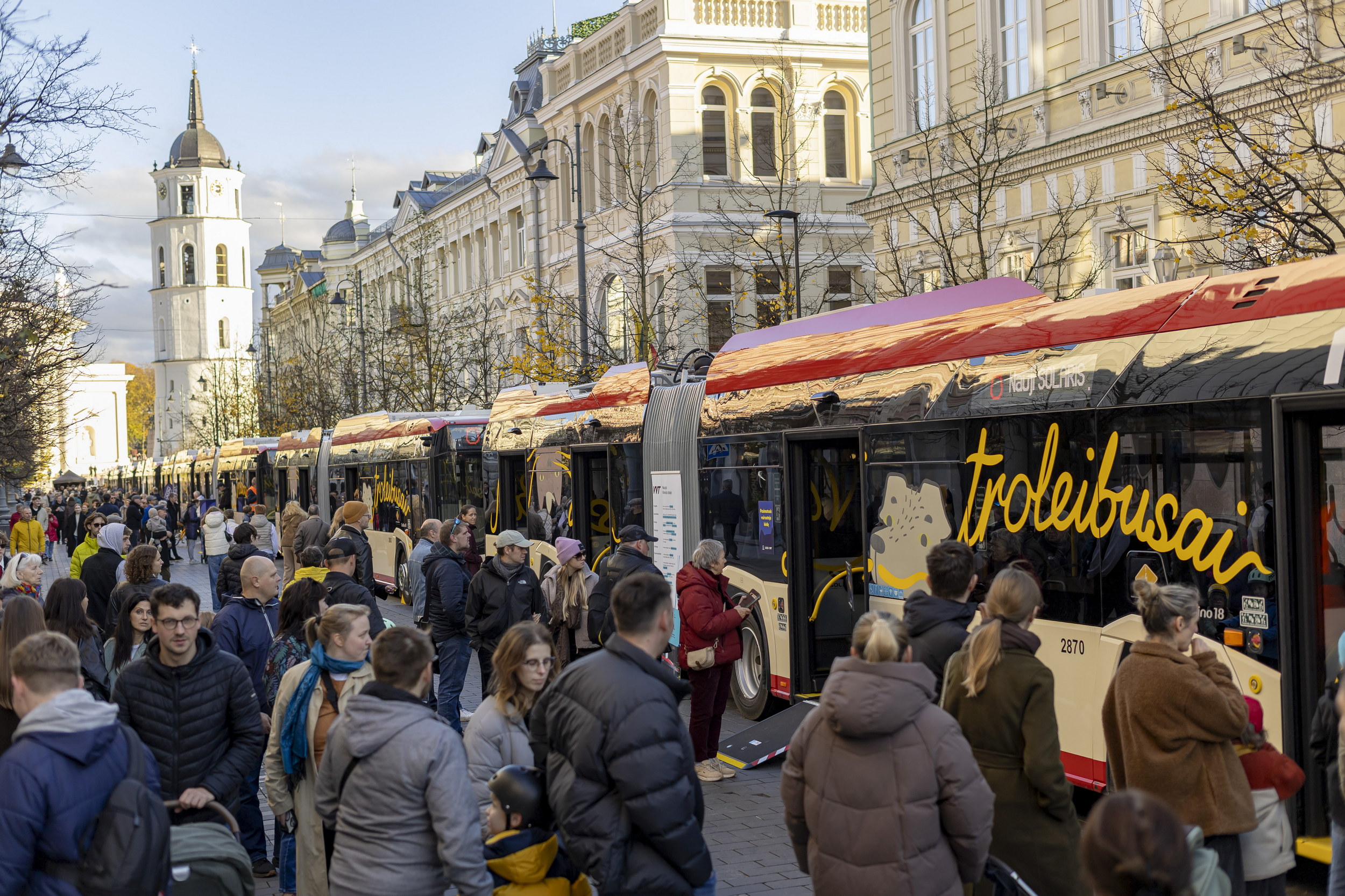 Vilniuje keleivius jau veža pirmieji nauji „Solaris Trollino 18“ troleibusai